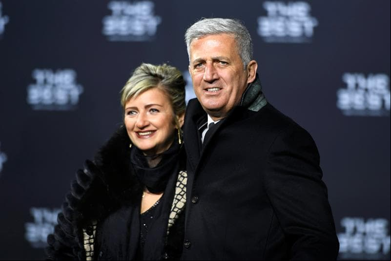 El exfutbolista y entrenador croata de la selección nacional deSuiza, Vladimir Petkovic (d), posa ante los fotógrafos junto a su esposa Ljiljana.