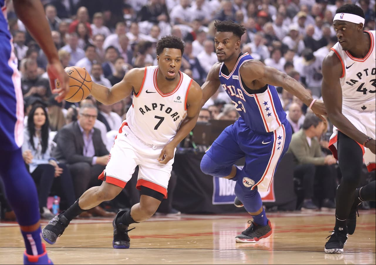 Pero Jimmy Butler (23) no se quedó atrás y con sus 30 unidades en 43 minutos, ayudó a los 76ers a regresar a Philadelphia con la serie 1-1.