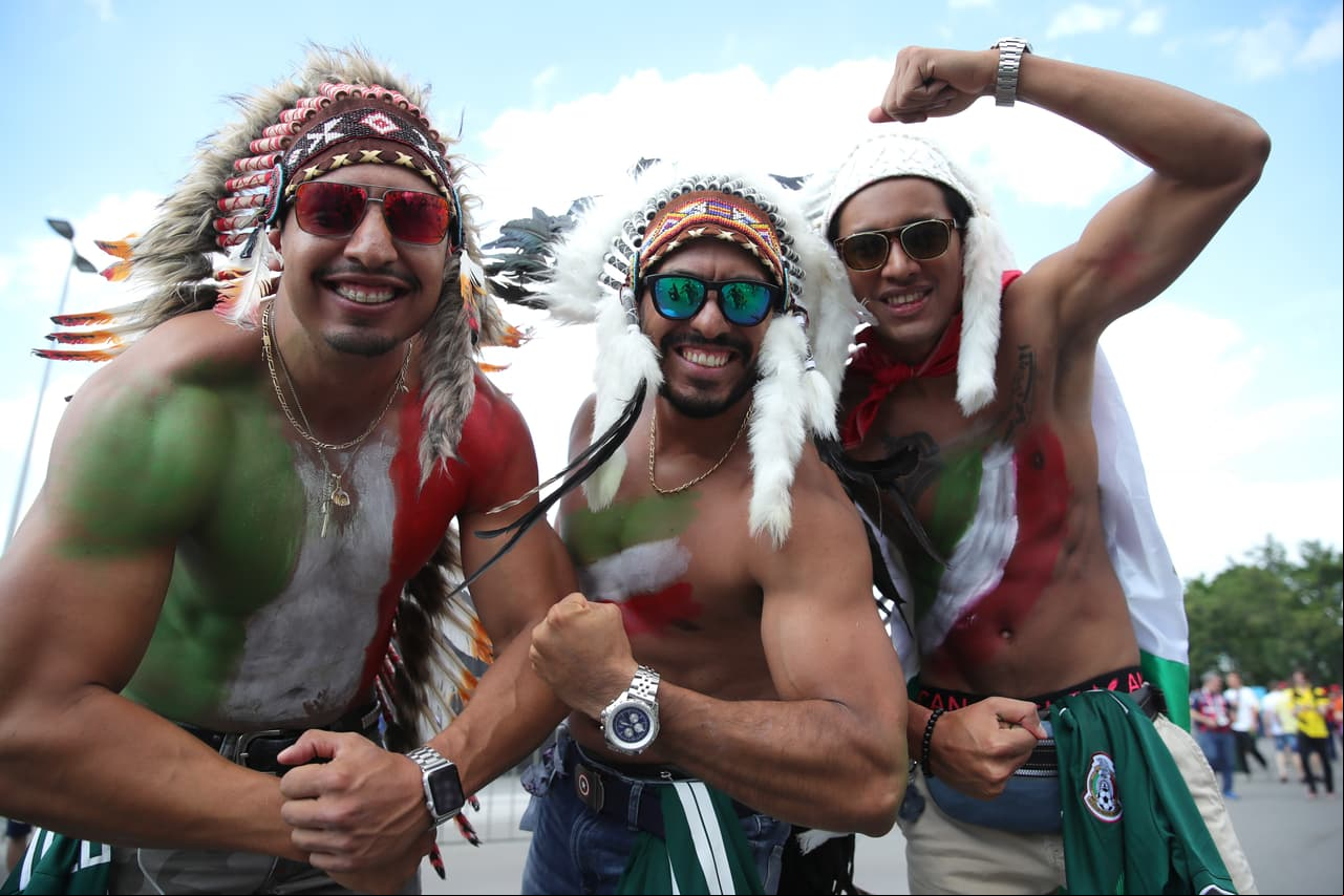 Los fanáticos de México sobresalieron frente a los de Alemania por sus atuendos, que entre sombreros, pinturas y demás, sin duda fueron más llamativos en medio del debut del grupo F del Mundial.