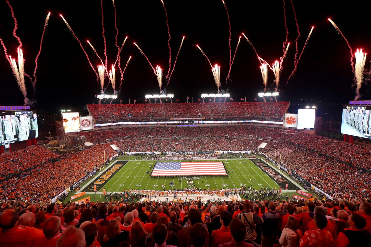 Una visión general durante el himno nacional antes del juego del Campeonato Nacional del fútbol americano universitario 2017 entre la marea carmesí de Alabama y los Tigres de Clemson en el estadio de Raymond James el 9 de enero de 2017 en Tampa, Florida.