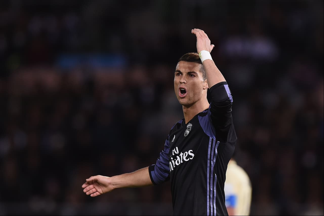 Ronaldo estaría nuevamente cerca del gol en un remate de cabeza, pero el delantero definiría de mal modo, al grado que la bola no tuvo durección de portería.