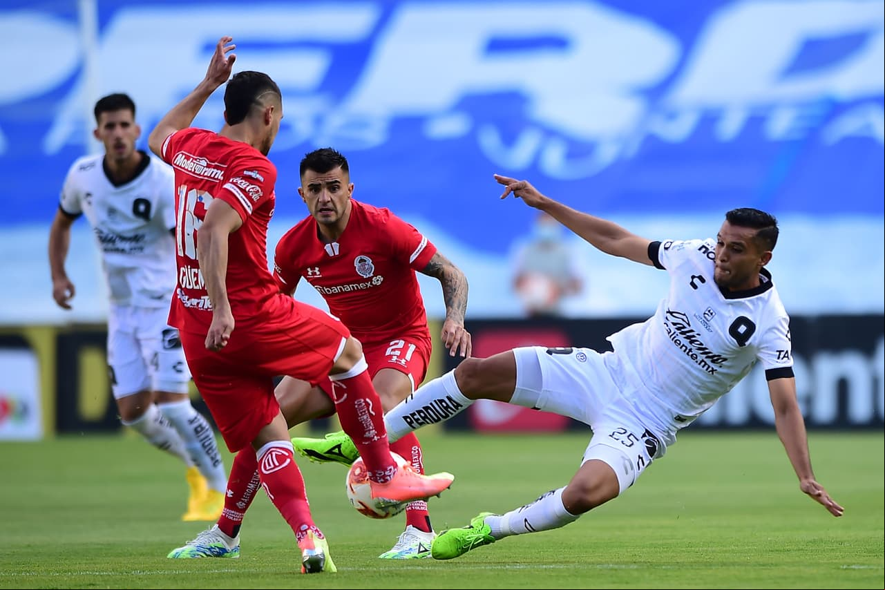 Querétaro arranca con la posesión y mando del partido.