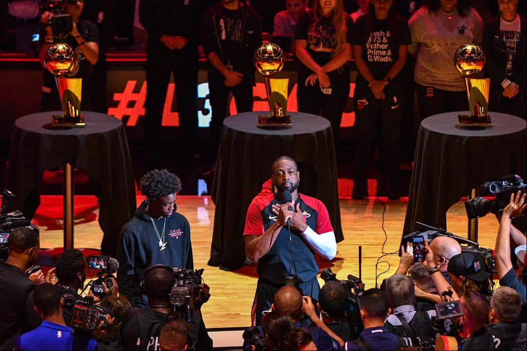 Una noche muy especial para Dwyane Wade en su despedida de Miami como jugador de la NBA. La oficina del Heat le rindió un homenaje para conmemorar una gran carrera, una que dejó tres campeonatos en el sur de Florida.