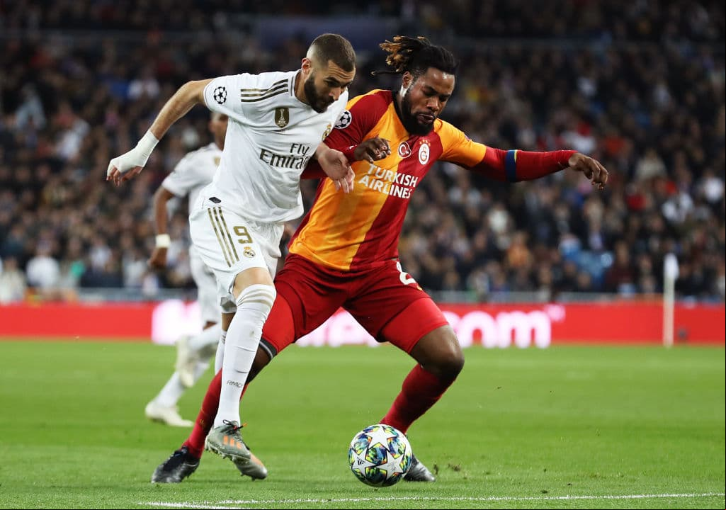 Karim Benzema pelea la pelota con el defensor del Galatasaray Christian Luyindama.