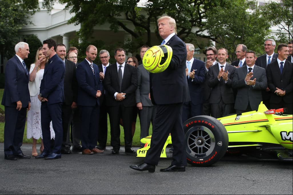 Trump también elogió a la NASCAR, que dijo que le gustaba porque dicha categoría del automovilismo lo respaldaba. "No lo haría", dijo Trump mientras felicitaba a Pagenaud. Luego, vislumbrando el hardware metálico, pareció cambiar de opinión. "Tal vez por ese trofeo lo haría".