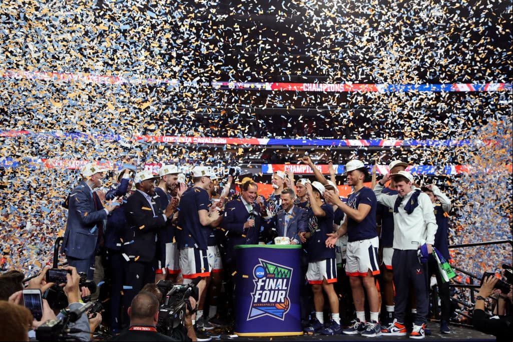 Los Virginia Cavaliers conquistaron el primer Campeonato Nacional luego de derrotar por 85-77 a los Texas Tech Red Raiders en la Final del NCAA Tournament y así festejaron los aficionados, jugadores y entrenadores, en cabezados por el head coach Tony Bennett.