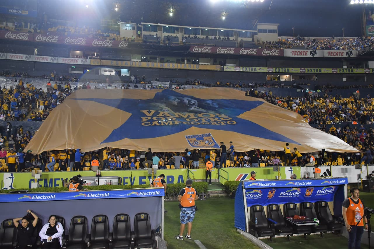 Después de eliminar al América, las jugadoras de Tigres llegaron a la Final y por eso recibieron el apoyo de su gente.