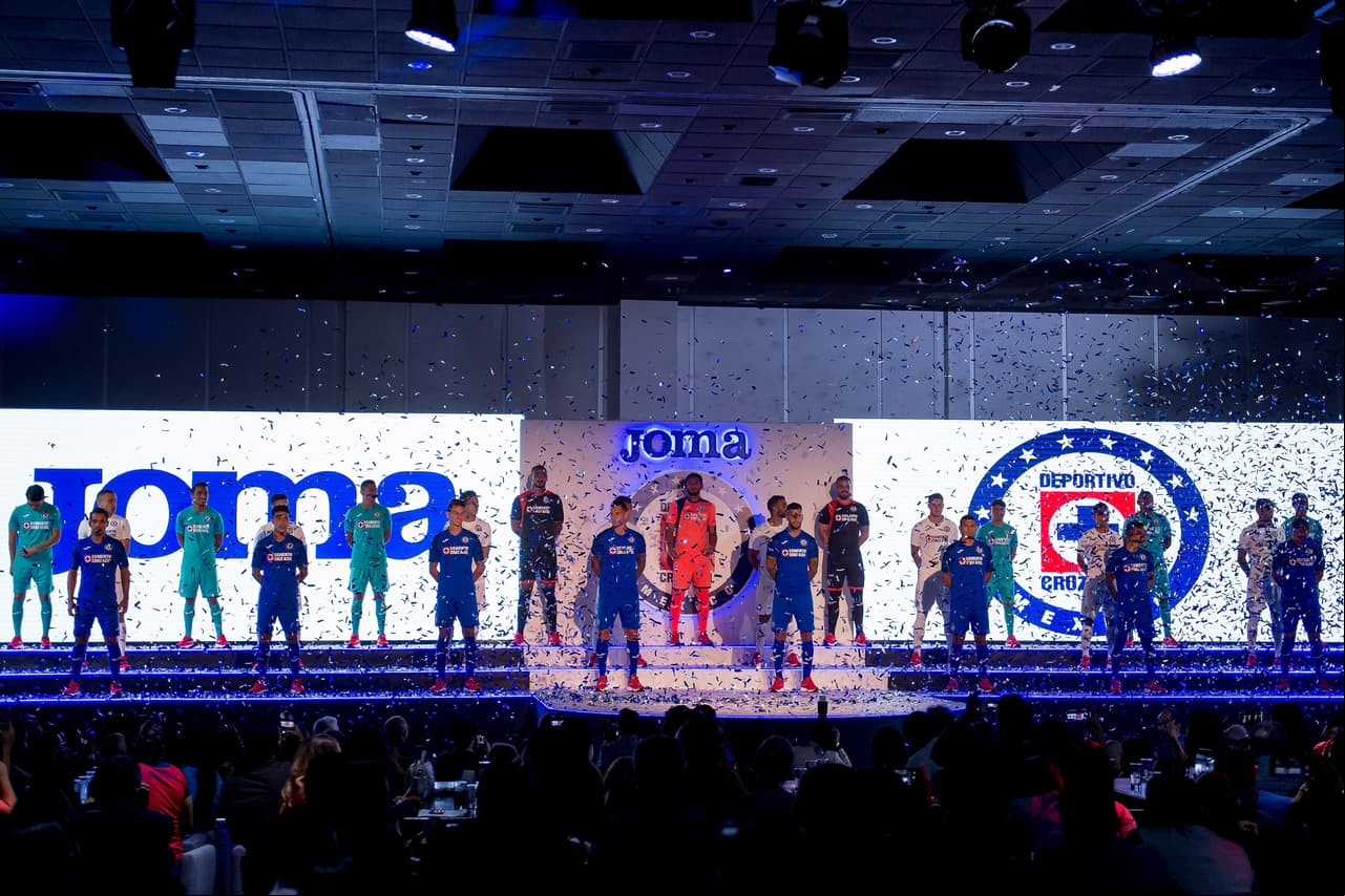 La noche del martes fueron presentados los nuevos uniformes del Cruz Azul. La Máquina usará de nuevo las prendas de la marca española Joma, tal y como lo hizo en el Clausura 2019. Las nuevas equipaciones del equipo celeste lucen muy bien y es altamente probable que resulten del completo agrado de la exigente afición cementera. Échenle un vistazo a las nuevas camisetas del equipo azul.