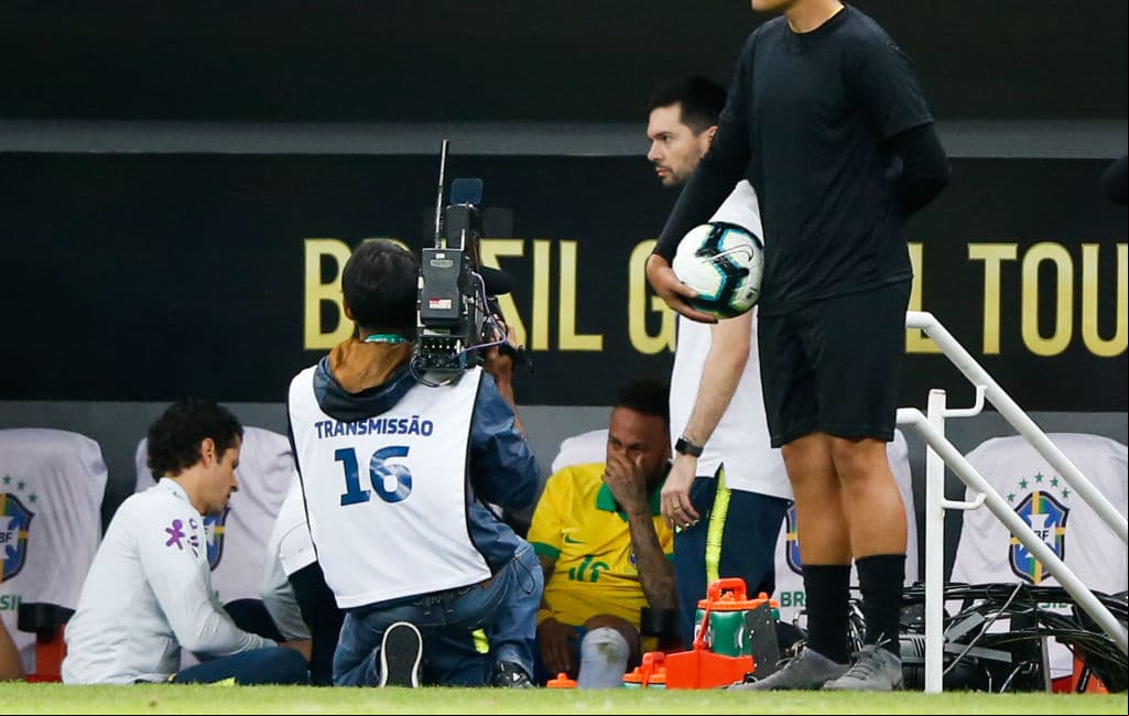 Las imágenes de la TV mostraron a Neymar llorando mientras los médicos revisaban su tobillo en la banca de la Canarinha. Fue ayudado por los médicos para marcharse a los vestuarios.