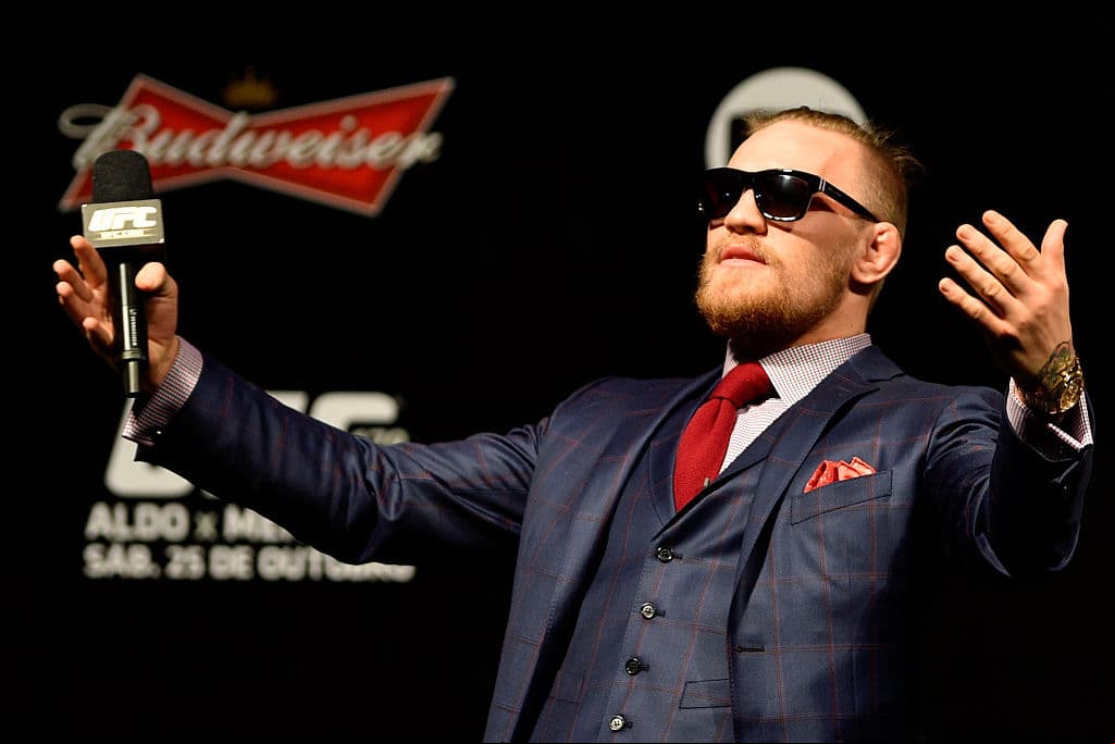 La elegancia de sus trajes le dan un toque único a un hombre cuya ferocidad en el octágono le dio reconocimiento en la UFC.