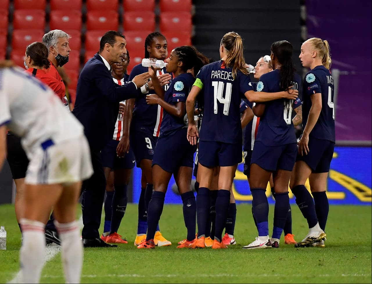 Critican a DT del PSG femenil por tocar indebidamente a jugadora