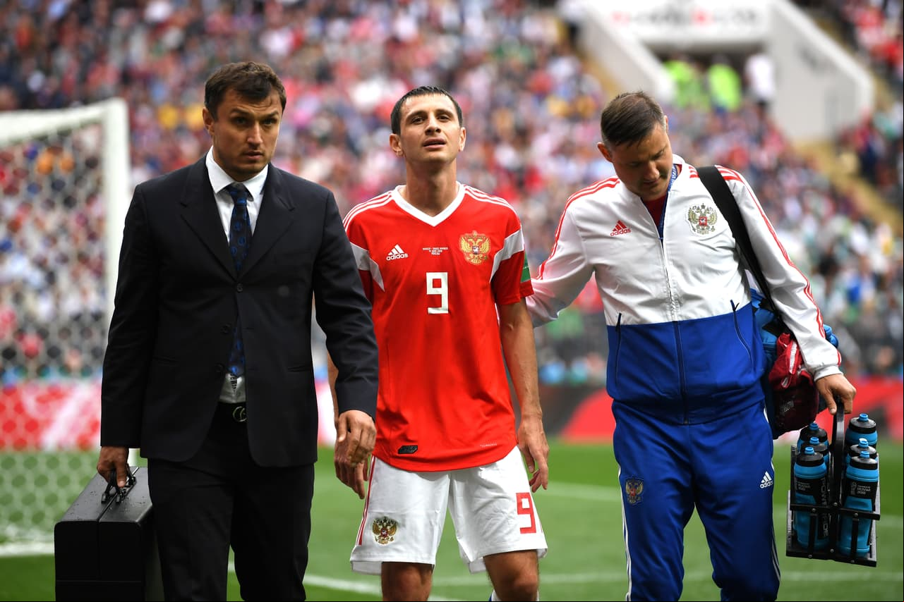 Alan Dzagoev se retiró lesionado al minuto 24 del primer tiempo y por su gesto de dolor parece difícil volverlo a ver en acción en este Mundial.
