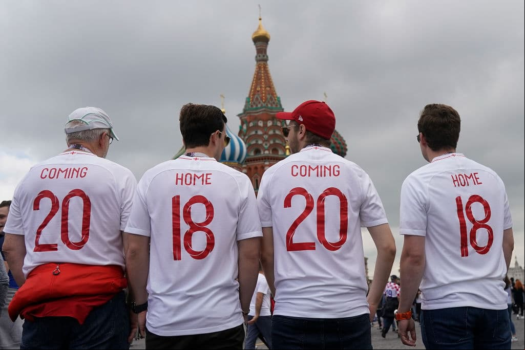 Los fanáticos de Croacia e Inglaterra ponen su colorido y alegría en medio de la definición del segundo finalista en la fiesta de las semifinales del Mundial de Rusia 2018.