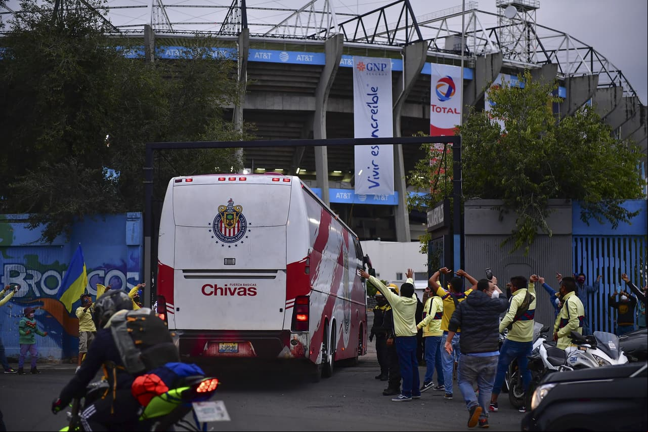 La afición se hizo presente en el Clásico Nacional | Hinchas de las Águilas olvidaron las recomendaciones del Club América y se dieron cita en el hotel de concentración y en el Azteca.
