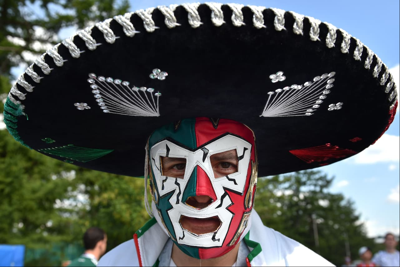 Los fanáticos de México sobresalieron frente a los de Alemania por sus atuendos, que entre sombreros, pinturas y demás, sin duda fueron más llamativos en medio del debut del grupo F del Mundial.