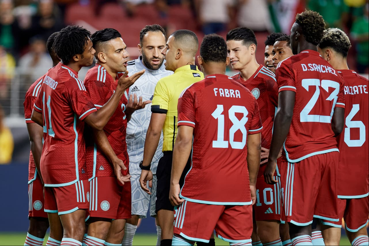 ¡Llenos de dudas! México no supo mantener una ventaja de dos goles y Colombia vino de atrás para llevarse el triunfo con un golazo de Wilmer Barrios.