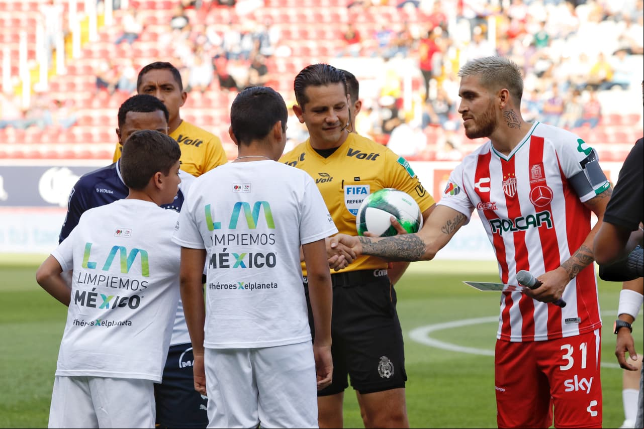 La ceremonia protocolaria previo al silbatazo inicial en el Estadio Victoria en la continuación de los Cuartos de Final de la Liga MX. Era el turno de Necaxa y Monterrey de seguir con la Fase Final.