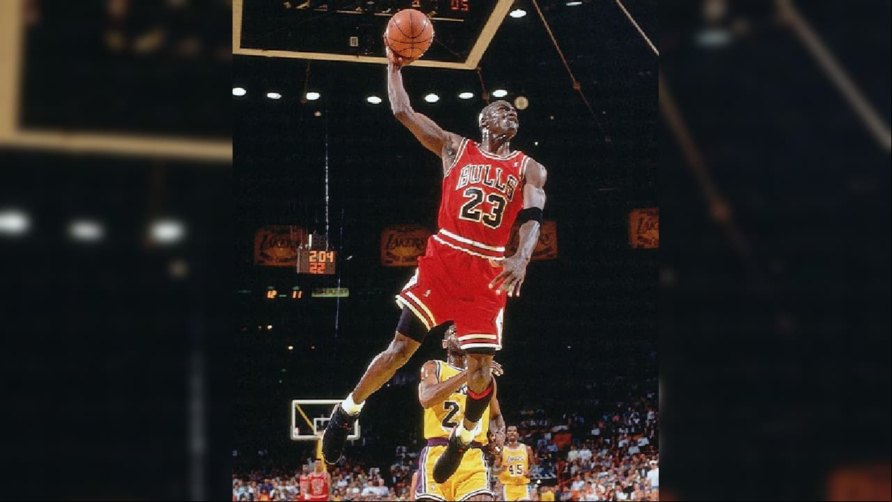 Jordan firmó con Nike su primer contrato de patrocinio por 250 mil dólares.