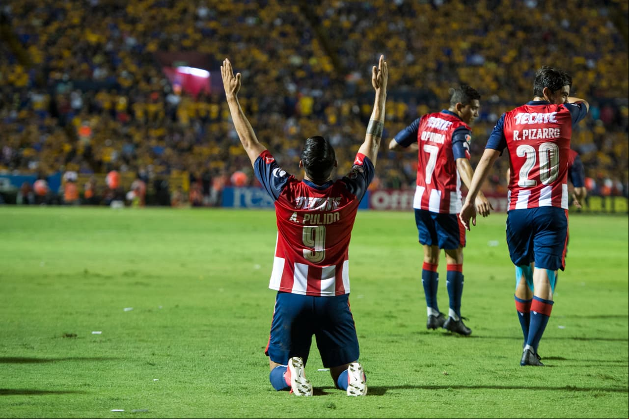 Alan Pulido marcó el primero para las Chivas. Festejó en grande sin importar su pasado como jugador de Tigres.