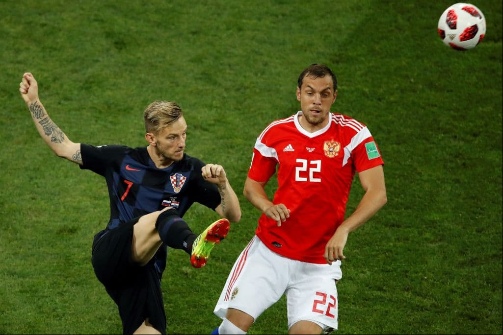 De inmediato la selección rusa buscaba a su gigante en ataque para crear peligro, el caso de Artem Dzyuba (22) pero Ivan Rakitic estaba listo para el llamado de hacerle la vida de 'cuadritos'.