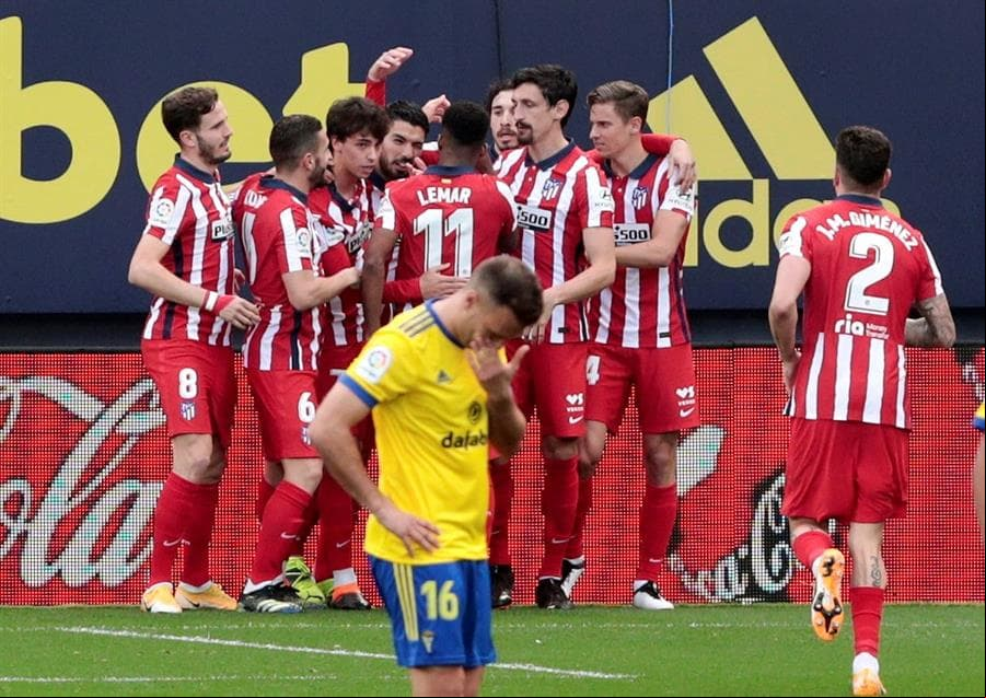Atlético de Madrid sigue como líder de LaLiga tras vencer 4-2 al Cádiz. Con doblete de Luis Suárez y goles de Ñiguez y Koke, los 'Colchoneros' se llevan el triunfo; Álvaro Negredo anotó los dos goles para los locales; el mexicano Héctor Herrera entró de cambio al 84'.