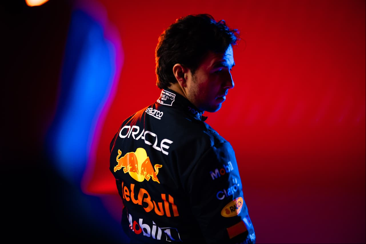 El piloto mexicano de Red Bull aprovechó la presentación del monoplaza de Red Bull para mostrar su nueva imagen para el casco que portará durante la temporada 2023 de la Fórmula 1.