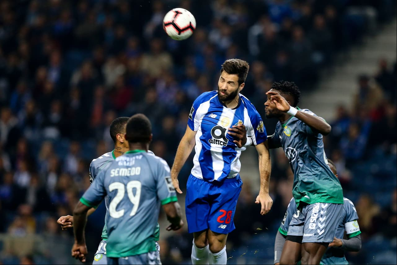 El Porto buscó más goles, con Felipe (centro) en un cabezazo ante la defensa rival.