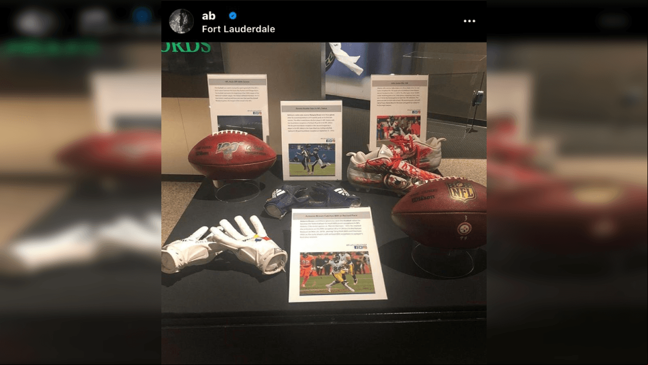 <b>Artículos memorables</b>
<br>Así se encuentran algunos objetos que ocupó Brown cuando jugaba con los Steelers e impuso marcas importantes, le tiene cariño especial.