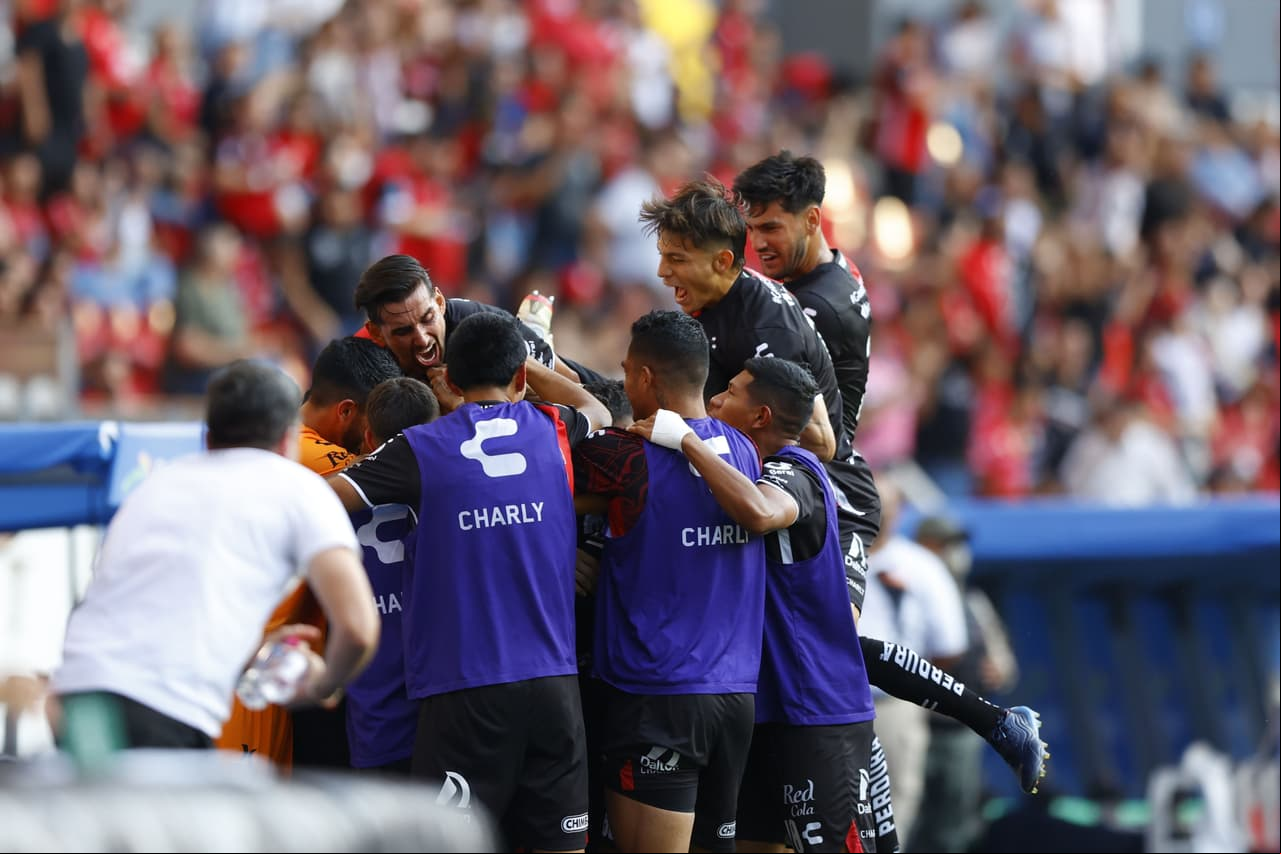 El conjunto Rojiengro festejó con todo, pues el triunfo los mantenía con vida en el torneo.