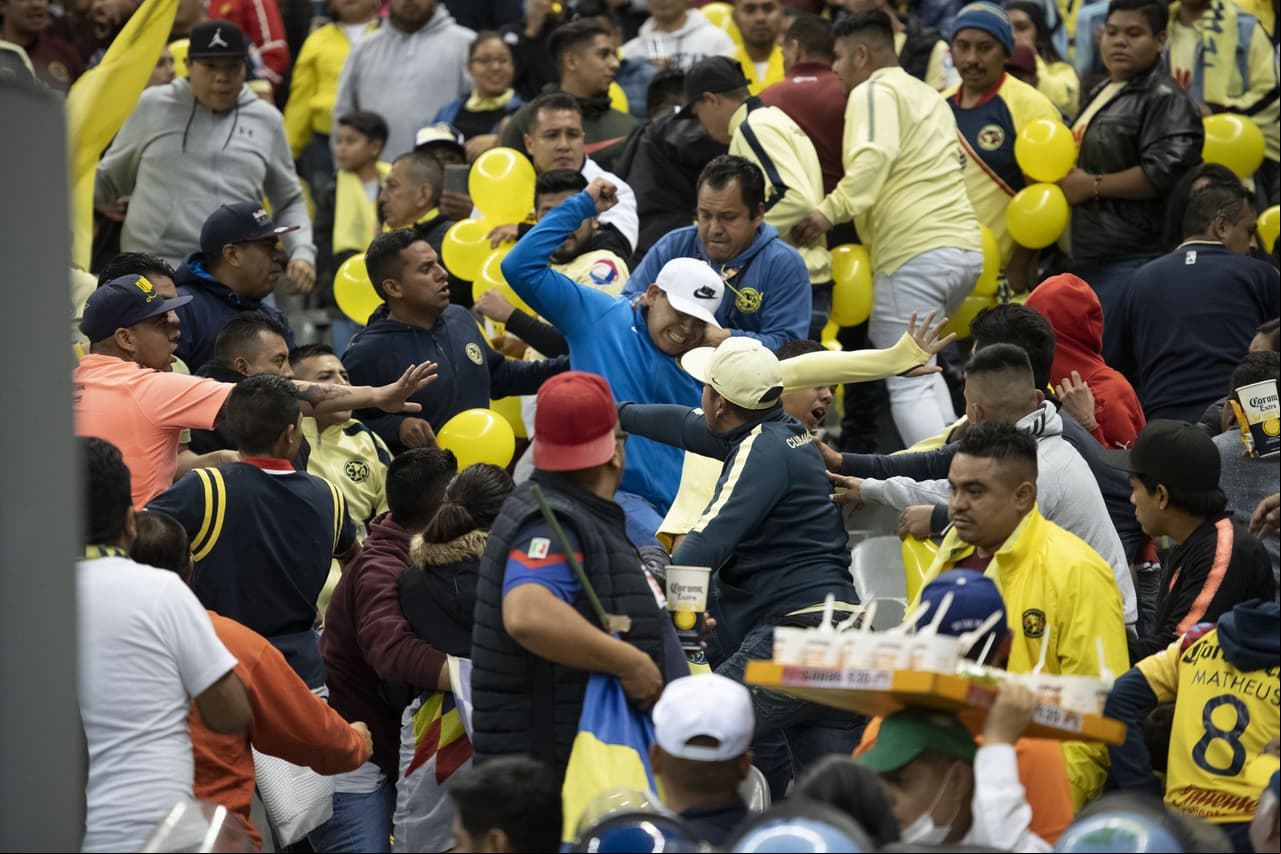 En la tribuna, hubo también momentos de choque entre fanáticos. Aún así la fiesta no fue empañada por estos hechos aislados.