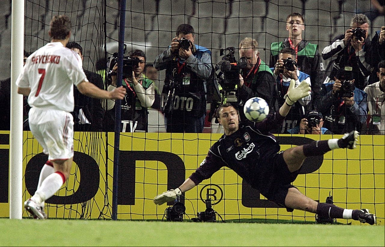 <b>Llegó la definición desde el punto penal</b>
<br>- Por el Milan fallaron Serginho y Pirlo.
<br>- Por el Liverpool se equivcó solo John Ame Riise.
<br>- La ventaja estaba 3-2 favorable al conjunto inglés.
<br>- Andriy Shevchenko con el quinto penal del lado italiano, tenía que anotar y esperar a que el siguiente cobrador del rival fallara.
<br>- Sin embargo, no fue necesario llegar a muerte súbita.
<br>- El portero polaco Jerzy Dudek detuvo el penal definitivo que valió el título para los Reds.