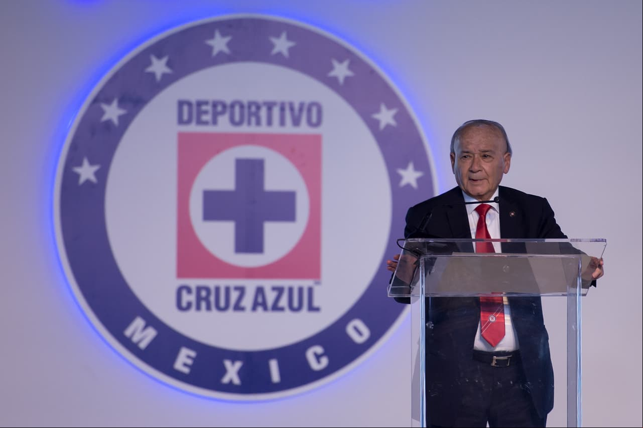 La noche del martes fueron presentados los nuevos uniformes del Cruz Azul. La Máquina usará de nuevo las prendas de la marca española Joma, tal y como lo hizo en el Clausura 2019. Las nuevas equipaciones del equipo celeste lucen muy bien y es altamente probable que resulten del completo agrado de la exigente afición cementera. Échenle un vistazo a las nuevas camisetas del equipo azul.