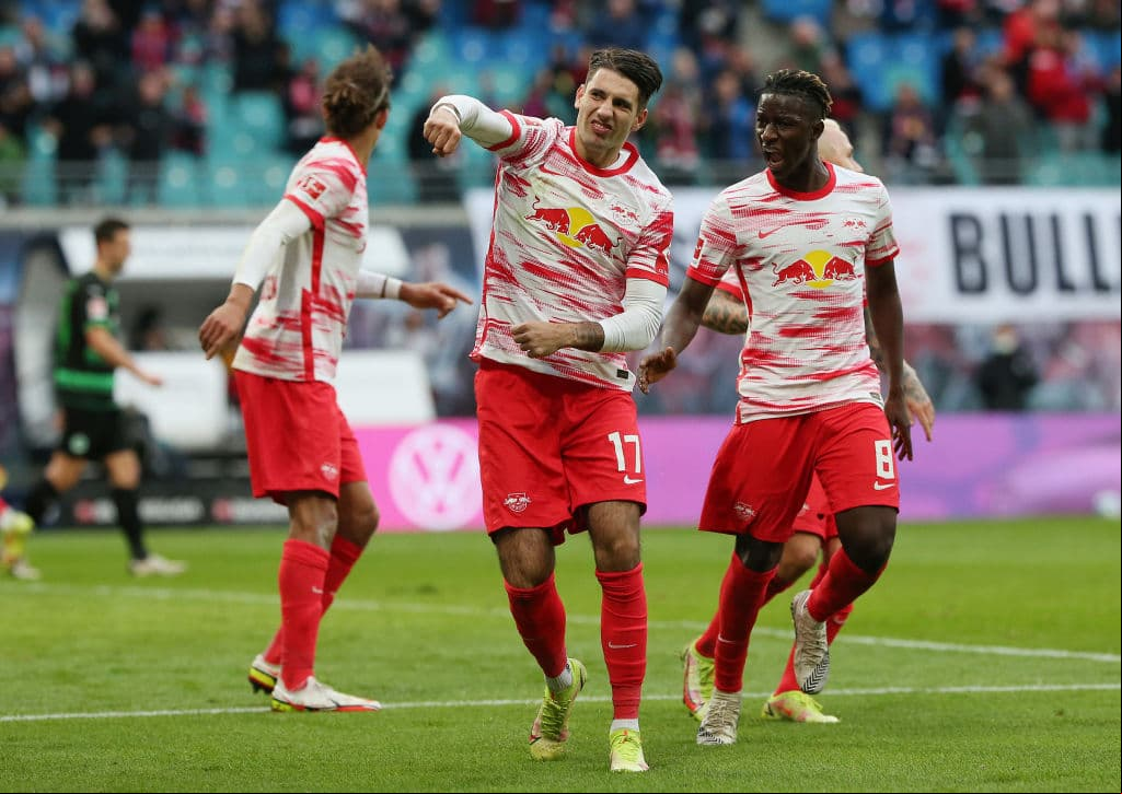 De la mano de Lewandowski, Bayen golea 4-0 al Hoffenheim, sin Erling Braut Halaand, Borussia Dortmund logra vencer 1-3 al Arminia Bielefeld, Leipzig golea 4-1 al Greuther y Freiburg vence 0-2 en su visita al Wolfsburg.