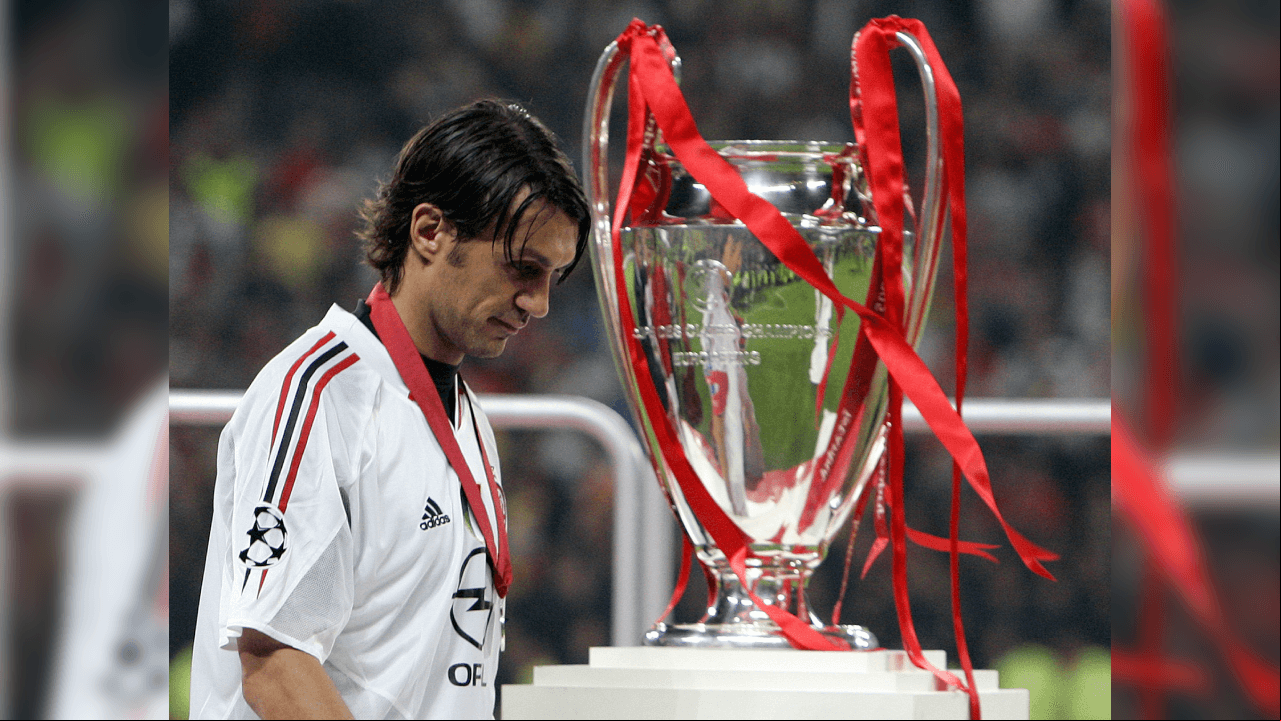 <b>Il capitano se quedó con las ganas</b>
<br>El anotador del primer gol de aquella Final épica, Paoloo Maldini, pasa a un lado de 'La Orejona' sin voltear a verla.
