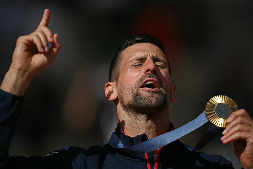 Novak Djokovic con su medalla de oro en Paris 2024