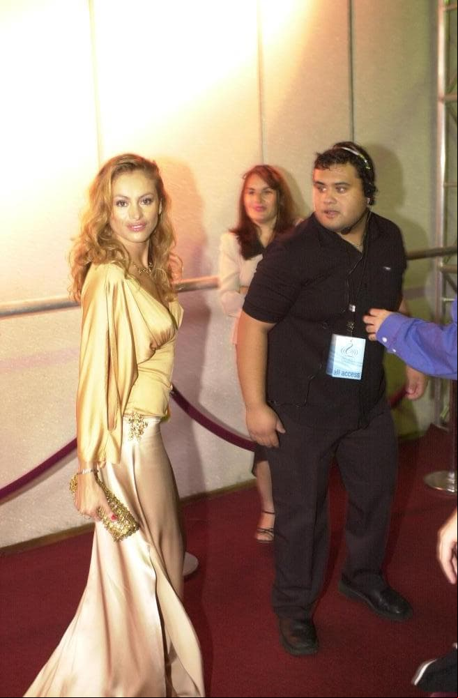 En 2002, Paulina Rubio lució un vestido de dos piezas de raso en dorado pálido.