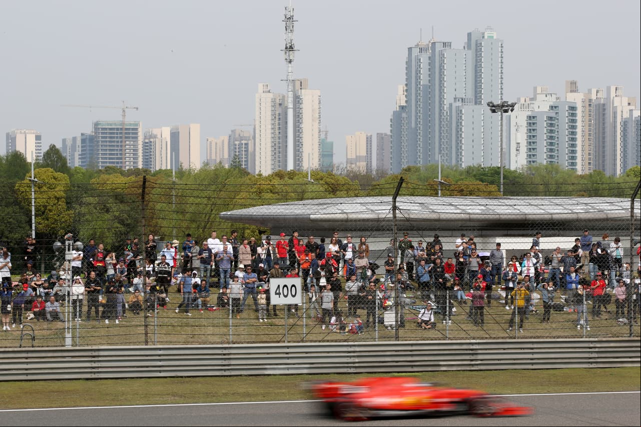 En la madrugada de este sábado se corrió la última sesión libre y la clasificación del Gran Premio de China en la cual los autos de Mercedes lograron los mejores tiempos. Valtteri Bottas se quedó con la Pole, Lewis Hamilton saldra segundo, Sebastian Vettel (Ferrari) tercero y Sergio 'Checo' Pérez quedó en el puesto 12.