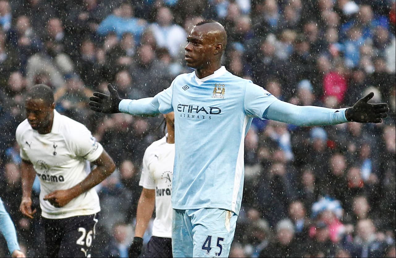 Antes de irse de la cancha, Balotelli, que estaba en el banquillo, encaró a Barton que fue agarrado por dos personas antes de terminar a golpes con Super Mario.