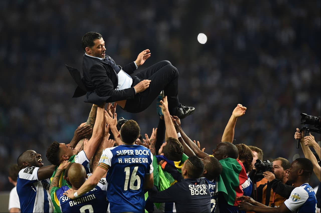 Al final del partido, todos, incluído el técnico, fueron parte de la celebración. Los mexicanos Héctor Herrera, Diego Reyes y Jesús 'Tecatico' Corona vivieron igualmente esa emoción.