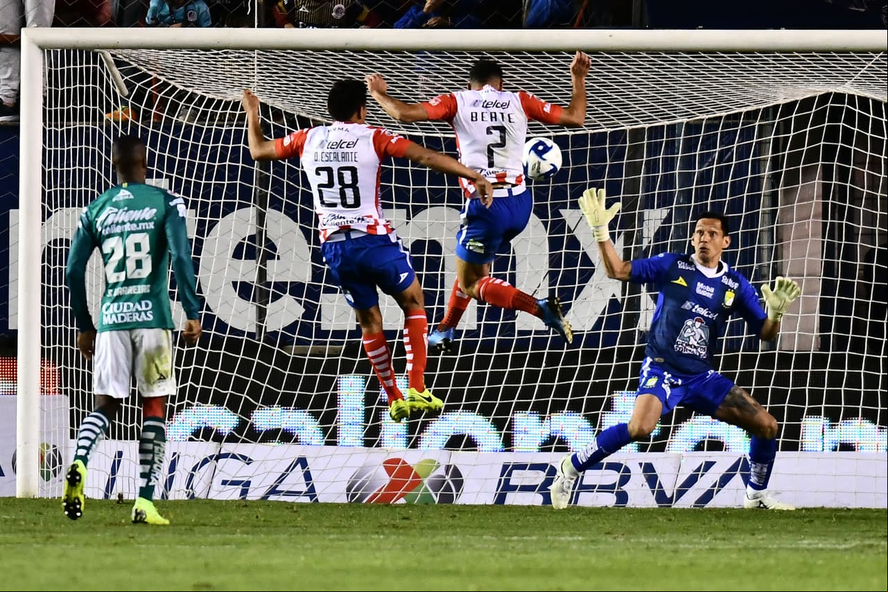 Nicolás Ibáñez (2) y Germán Berterame se combinaron para darle la victoria a San Luis por 3-1 ante León.