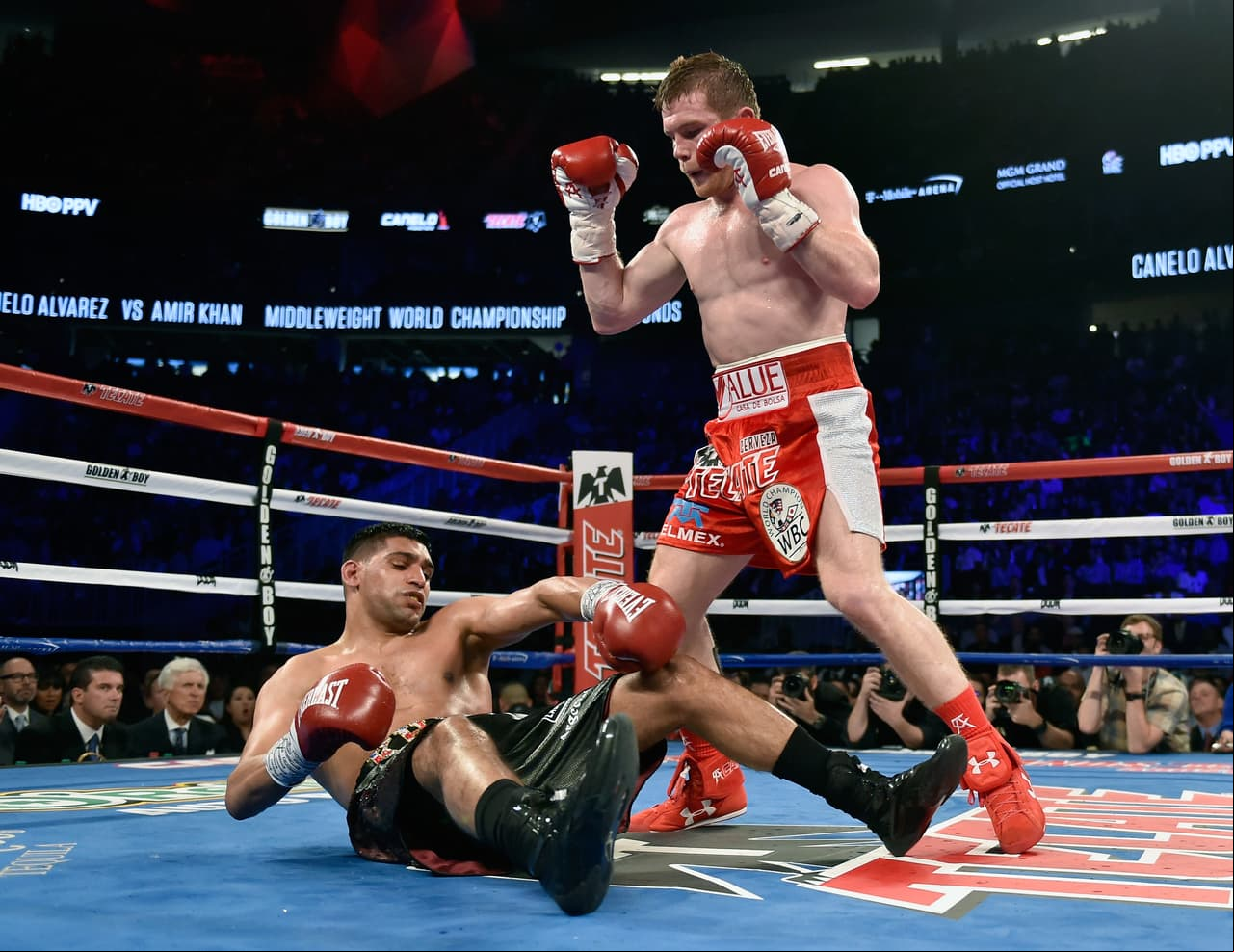 <b>6) Confirmación como figura</b>. Canelo Álvarez puso en juego el cinturón de peso medio ante el británico de origen paquistaní Amir Khan a quien derrotó por nocaut en el sexto asalto para revalidar su cetro en la división y confirmarse como parte de la élite en el boxeo mundial, en pleito el 7 de mayo de 2016.
