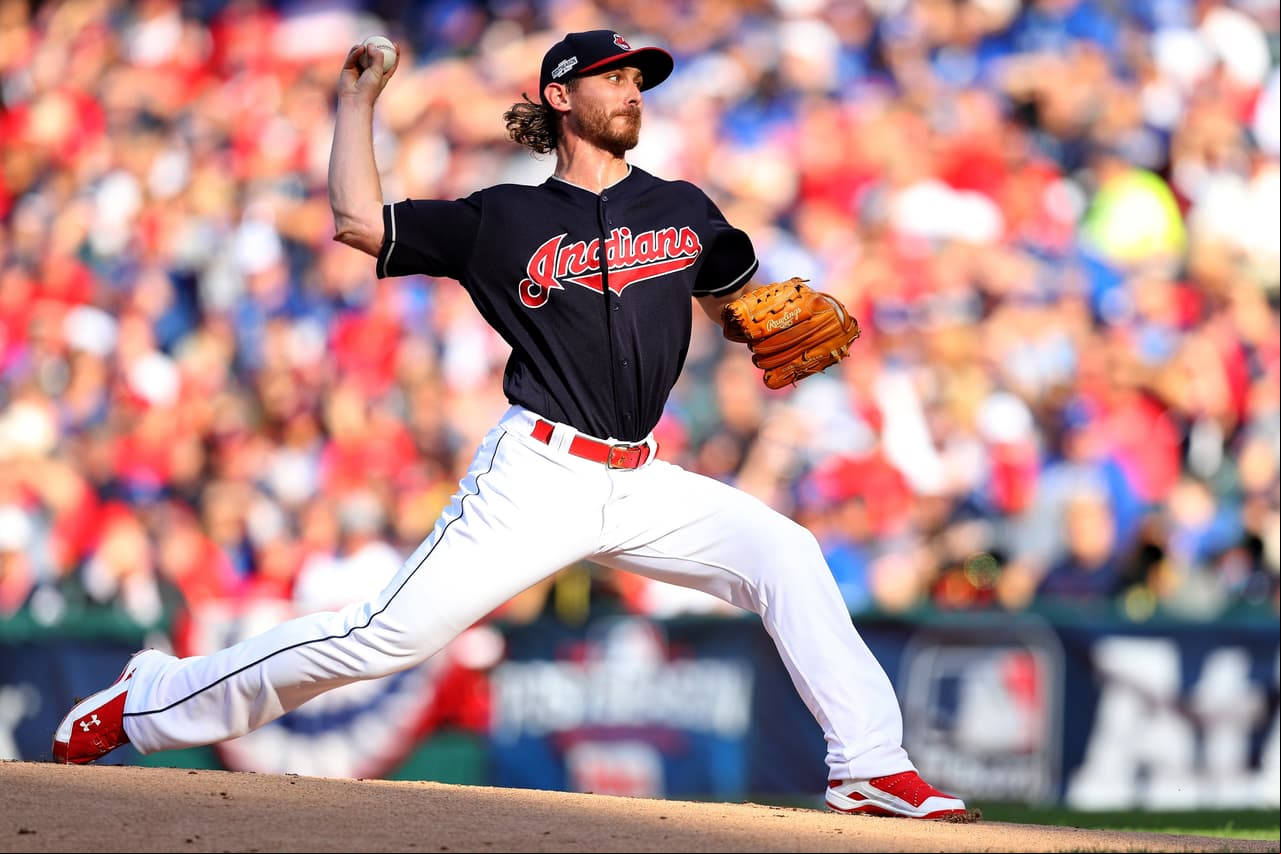 El lanzador derecho Josh Tomlin, de 32 años, tiene 13 triunfos y nueve derrotas en el año. Obtuvo dos victorias en dos juegos en la actual postemporada.