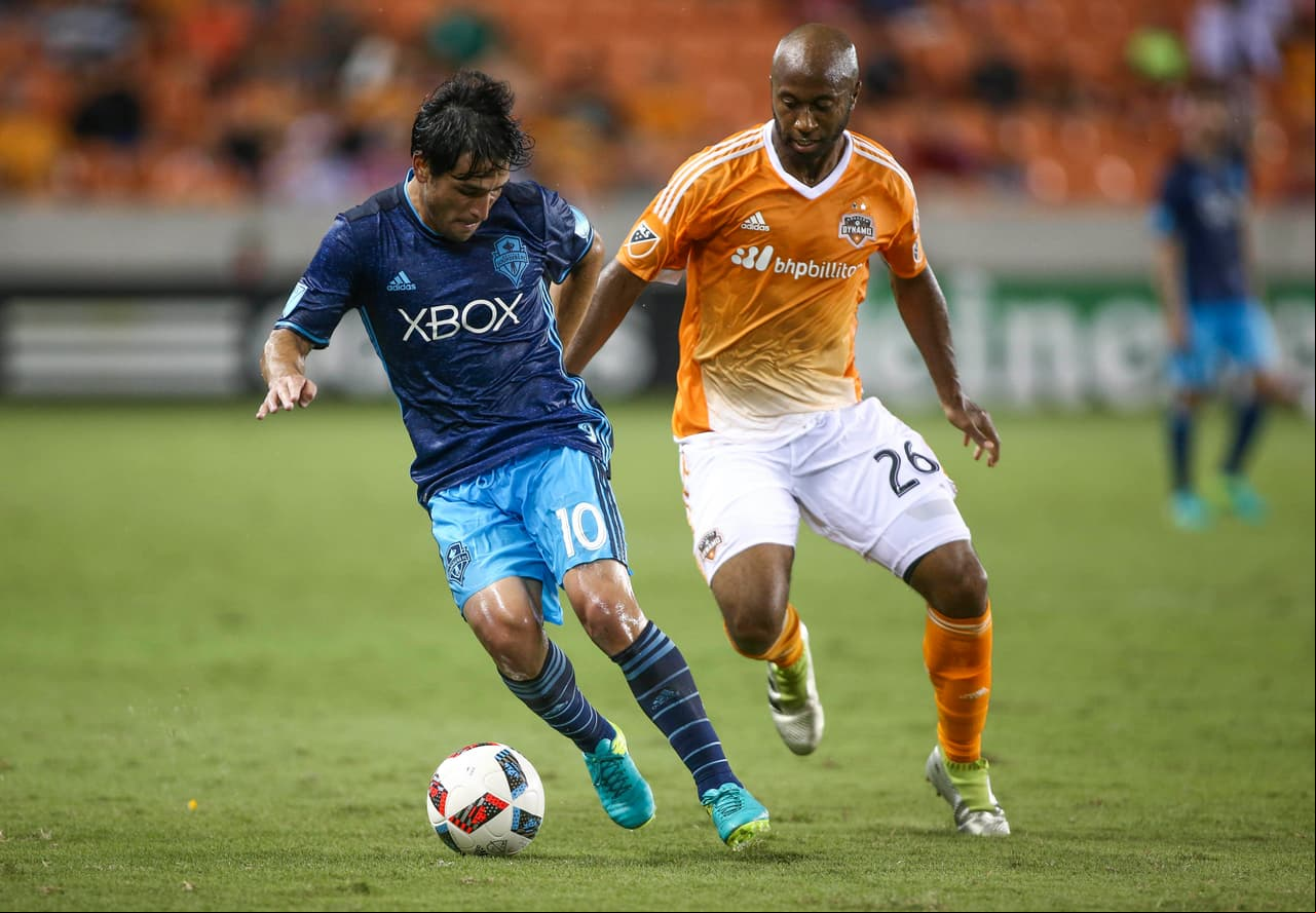 Nicolás Lodeiro (izq.) se vistió de héroe para Sounders en Houston