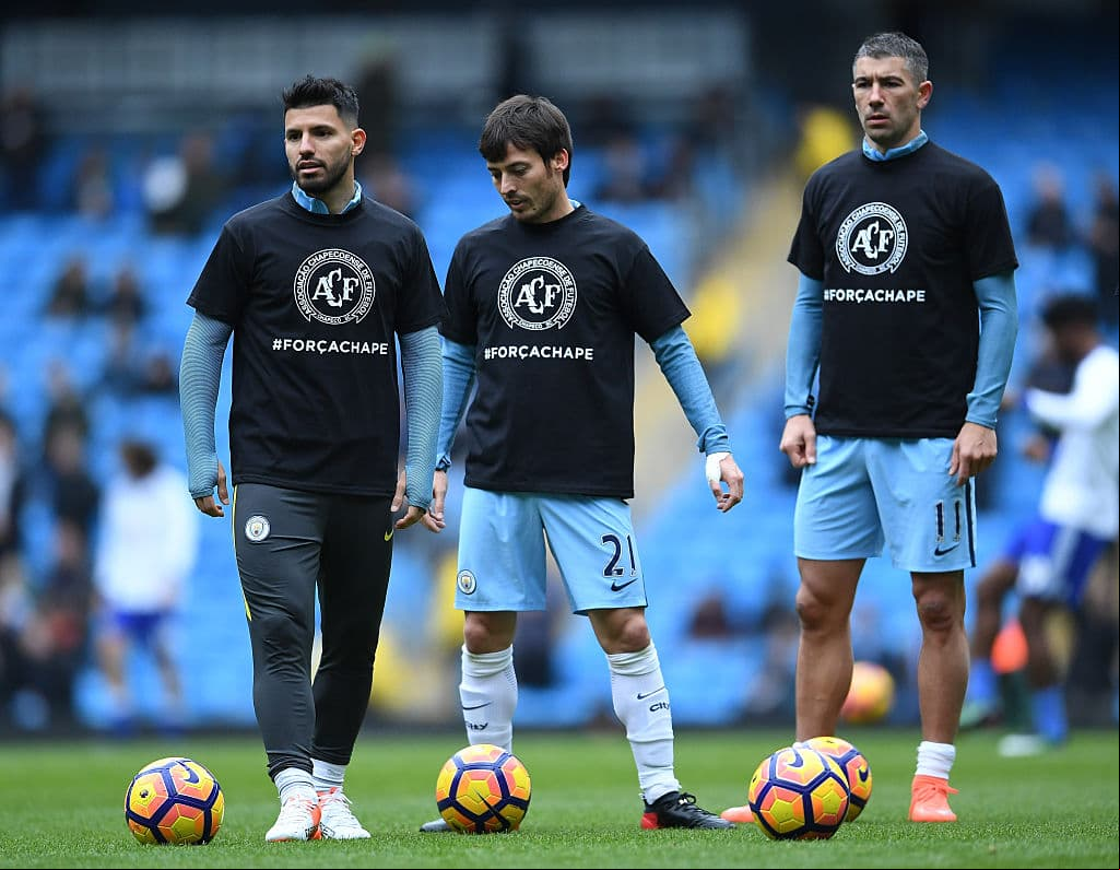 Incluso el Manchester City saltó al terreno de juego con una playera en honor al Chapecoense.