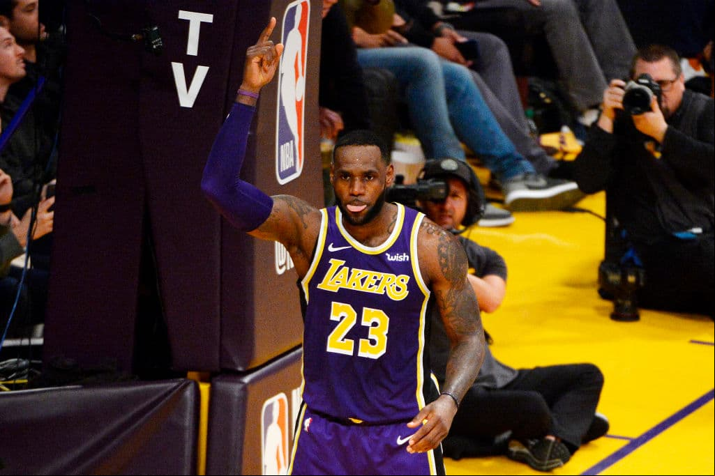 Mientras se está cocinando el fin de una valiosa racha para James, la de 13 campañas seguidas asistiendo a los Playoffs y ocho de llegar a las Finales, eso no le impidió celebrar el momento.