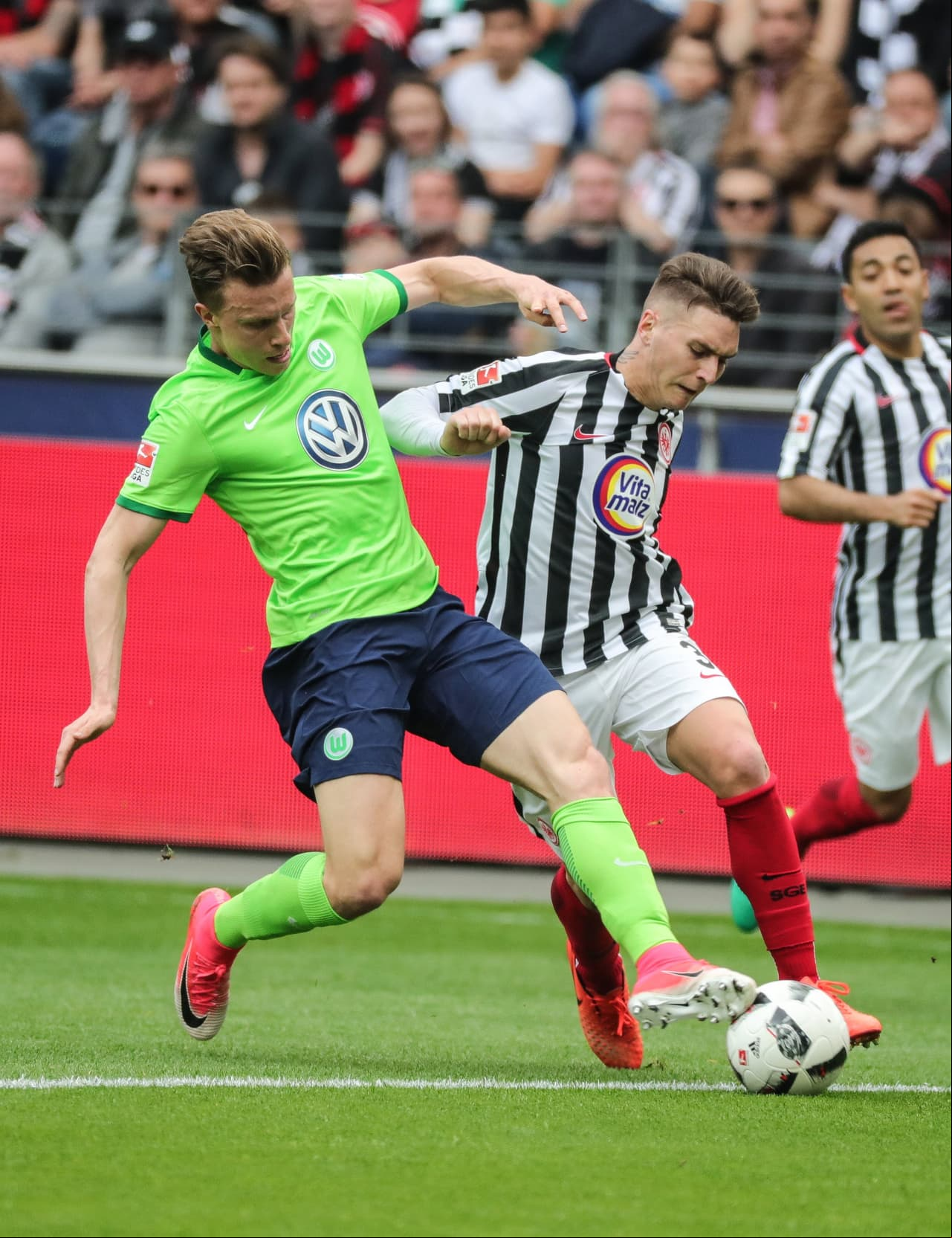 Por el lado del Frankfurt, el uruguayo Guillermo Varela intentaba llevar peligro al arco del Wolfsburgo por la banda derecha pero siempre encontraba una barrera. En esta era Yannick Gerhardt.