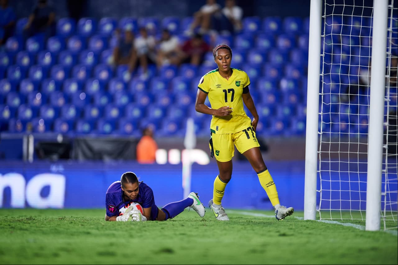 Con goles de Jessie Fleming al 18’, Allysha Chapman al 64’ y Adriana León al 76’, la selección femenil de Canadá goleó a Jamaica para avanzar a la Final del Premundial de Concacaf, donde buscará su boleto a los Juegos Olímpicos ante el Team USA.