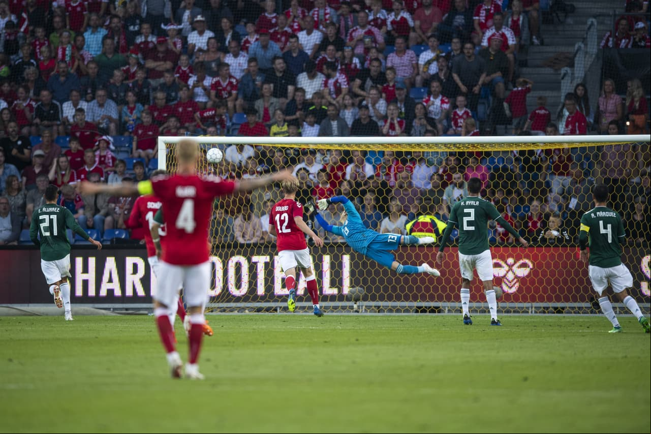 Y a los 71 minutos, Poulsen, quien ya había dado avisos de peligrosidad, hizo un recorte en el borde del área, se llevó a dos defensores y se acomodó para patear de zurda y poner la bola en el ángulo.