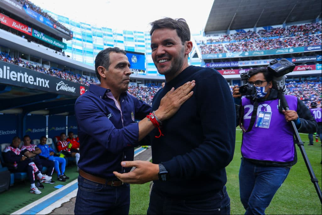 Tras el empate a un gol en el tiempo regular, Puebla se impuso a las Chivas desde los 12 pasos y chocarán con América. La Franja evitó el Clásico Nacional.