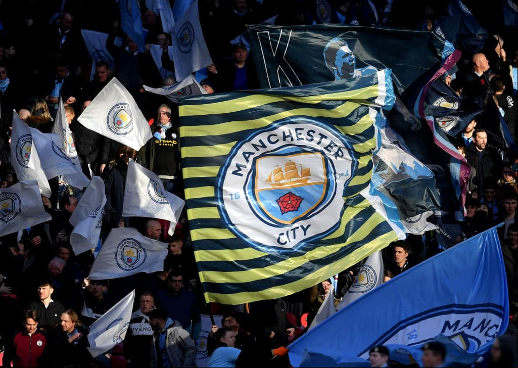 La afición del City disfruta del encuentro en las gradas del Wembley Stadium, alientan y ponen el color en las gradas.